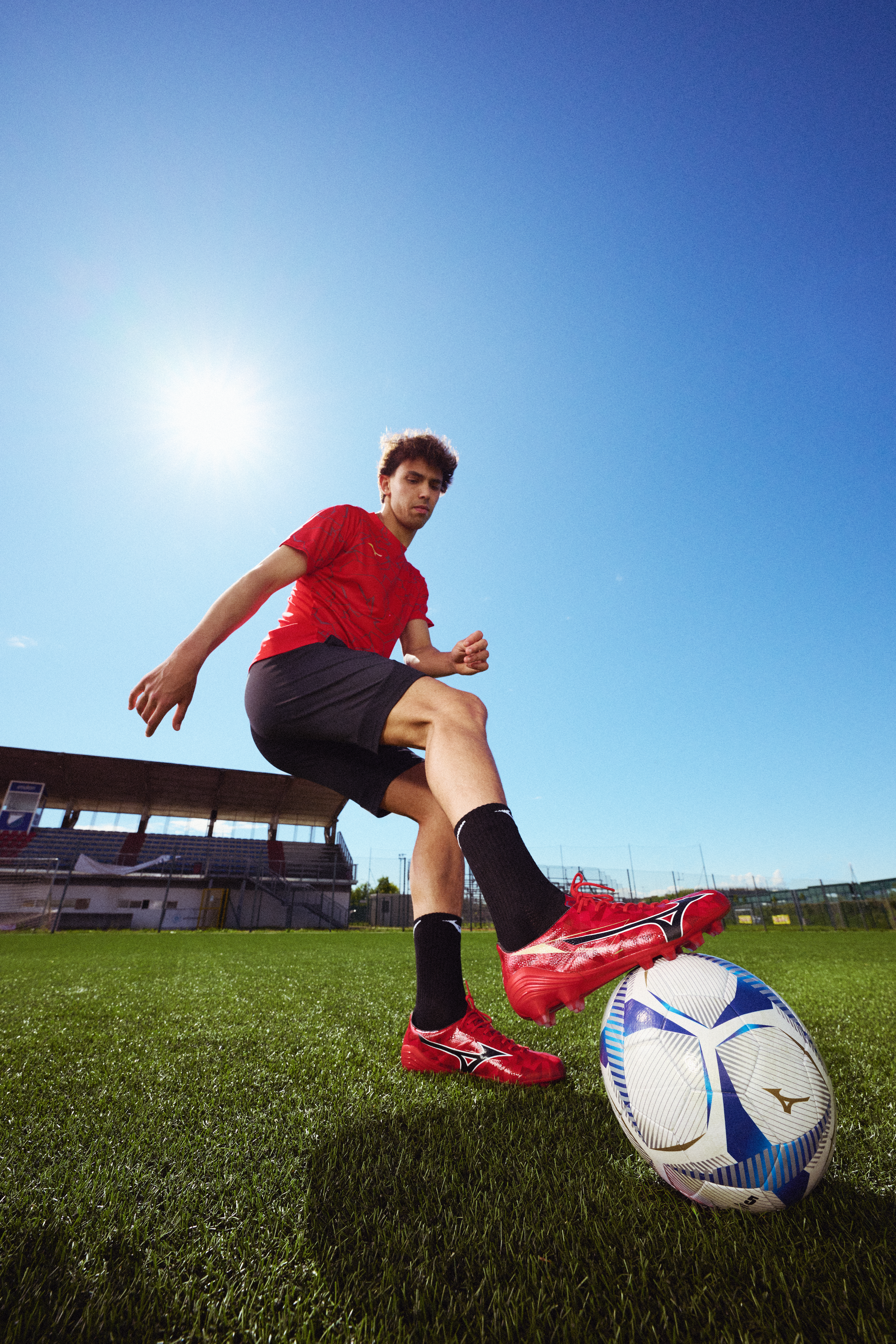 MIZUNO CELEBRATES 40 YEARS OF SOCCER HERITAGE WITH THE MORELIA